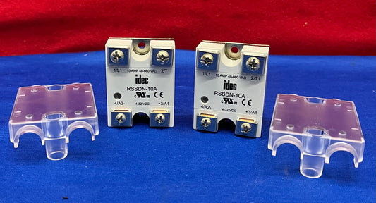1 LOT HOEVEELHEID VAN 2 - IDEC RSSDN-10A SOLID STATE RELAIS MET AFDEKKING