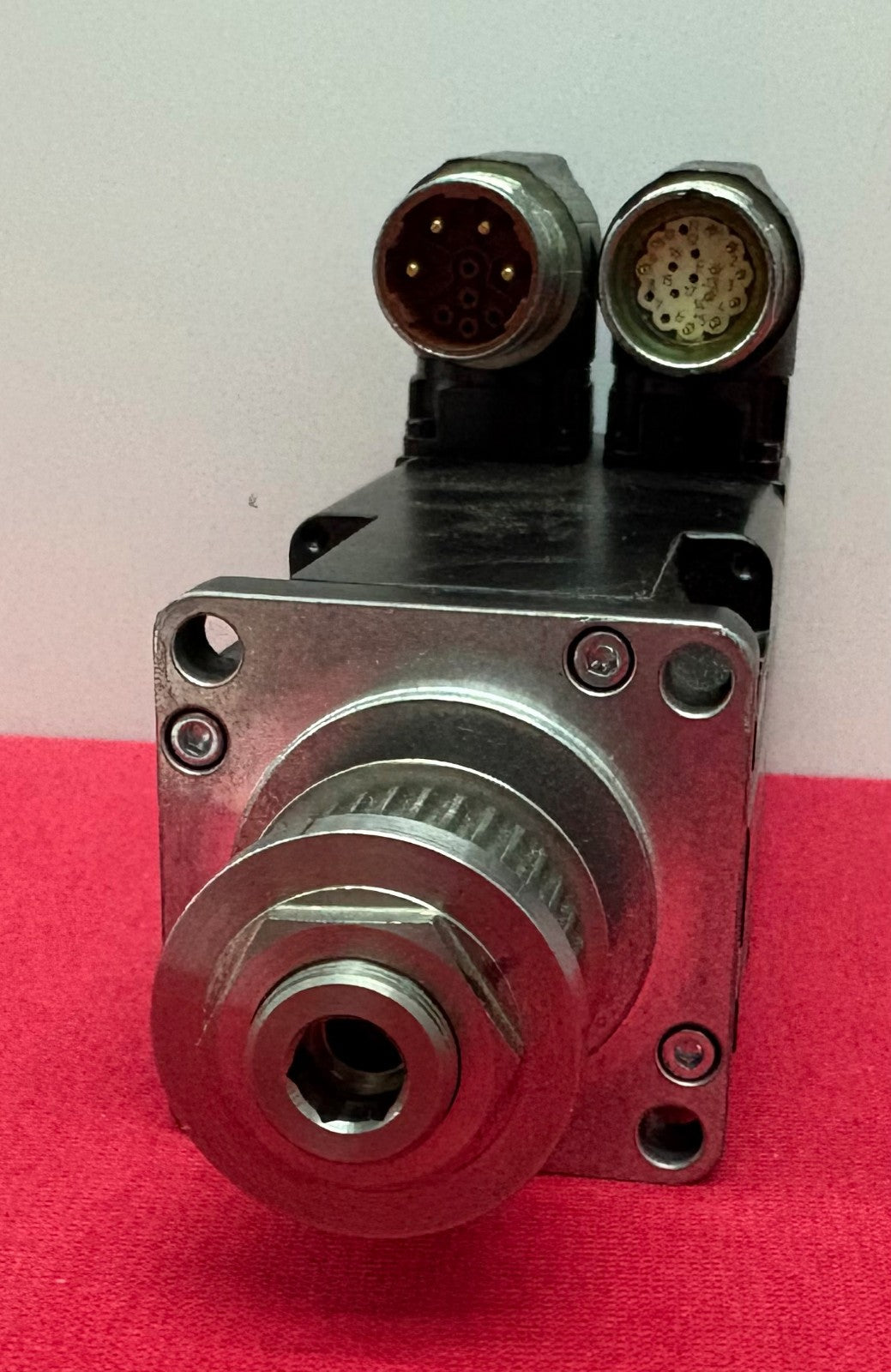 Allen Bradley AB INVERTED DUTY AC SERVO MOTOR  MPL-A1530F-V-X205 SER C FOR PARTS