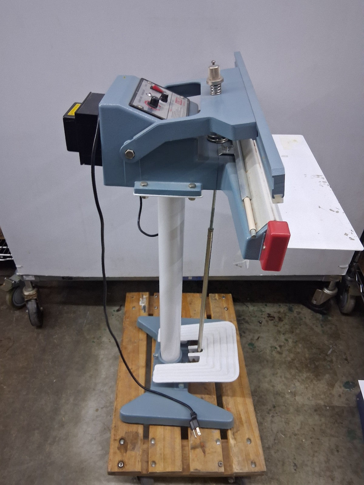 ULINE H-86 FOOT OPERATED IMPULSE SEALER 24" ITEM IS USED TESTED WORKS.