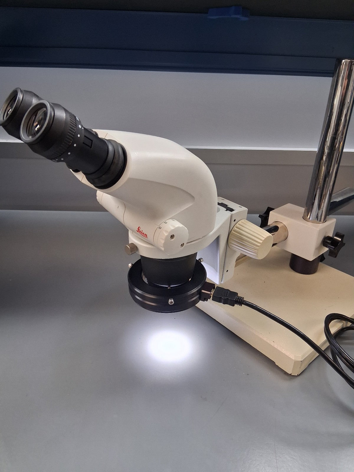 Leica S4E 6.3-30X Stereo Zoom Microscope with Boom Stand and LED Ring Light