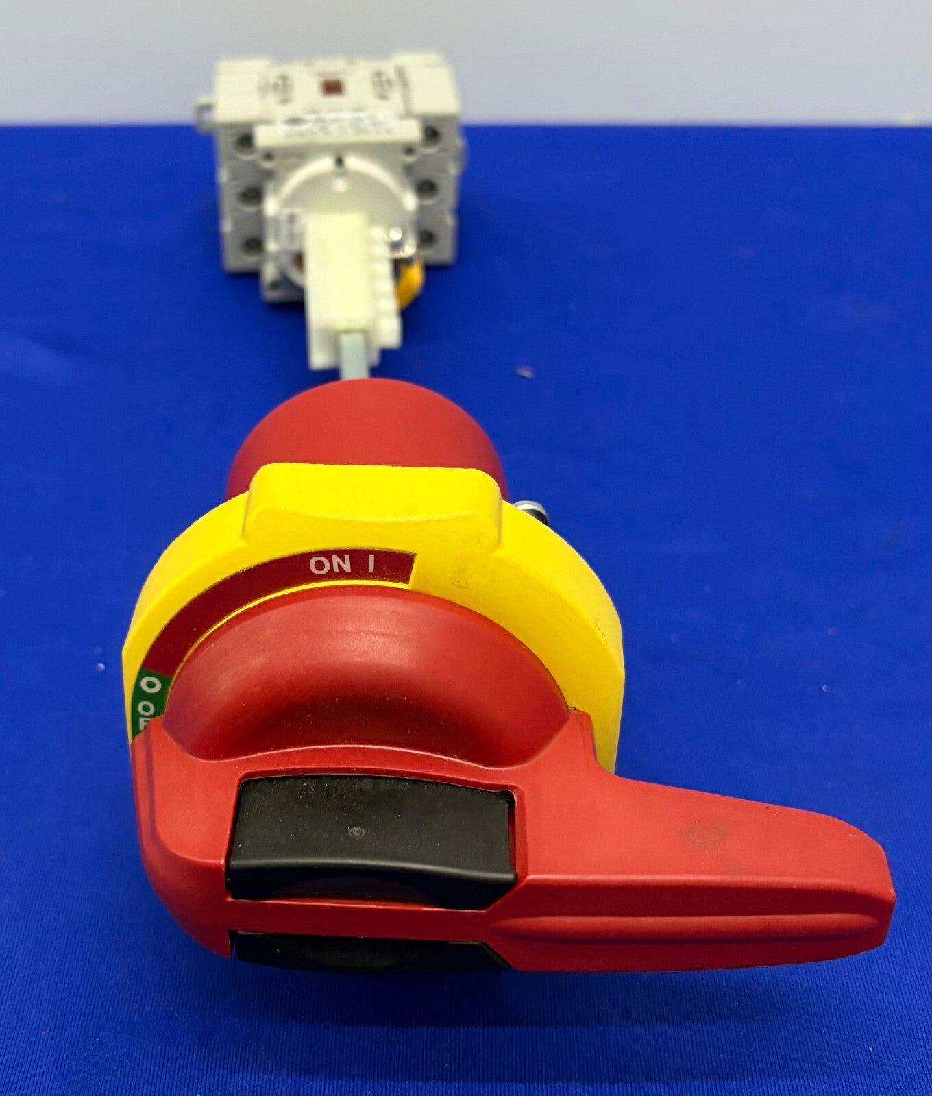 Allen Bradley AB 194E-A25-1753 LOAD SWITCH W/ 194R-PY ROTARY HANDLE AND SHAFT