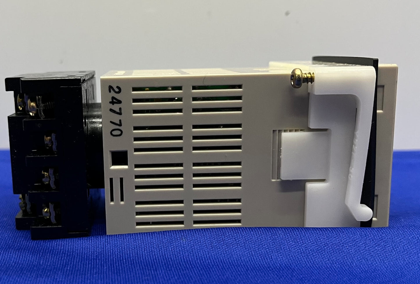TEMPORIZADOR DIGITAL OMRON H5CL H5CL-A CON BASE OMRON P3GA-11 - PARA PIEZAS/REPARACIÓN