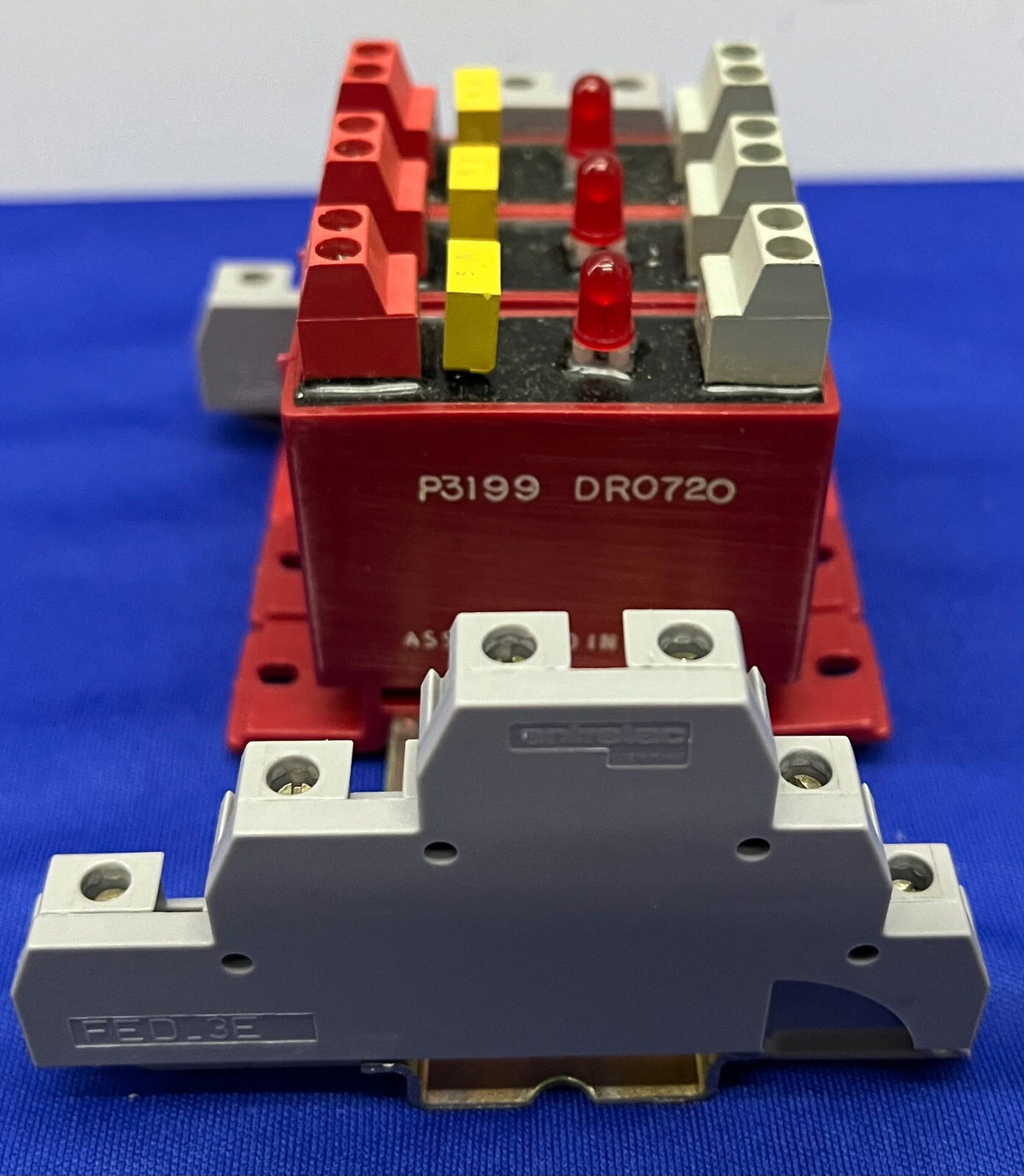CROUZET GORDOS DR-ODC5 of DR-0DC5 I/O RELAISMODULE - 1 LOT HOEVEELHEID VAN 3 OP DIN-RAIL 