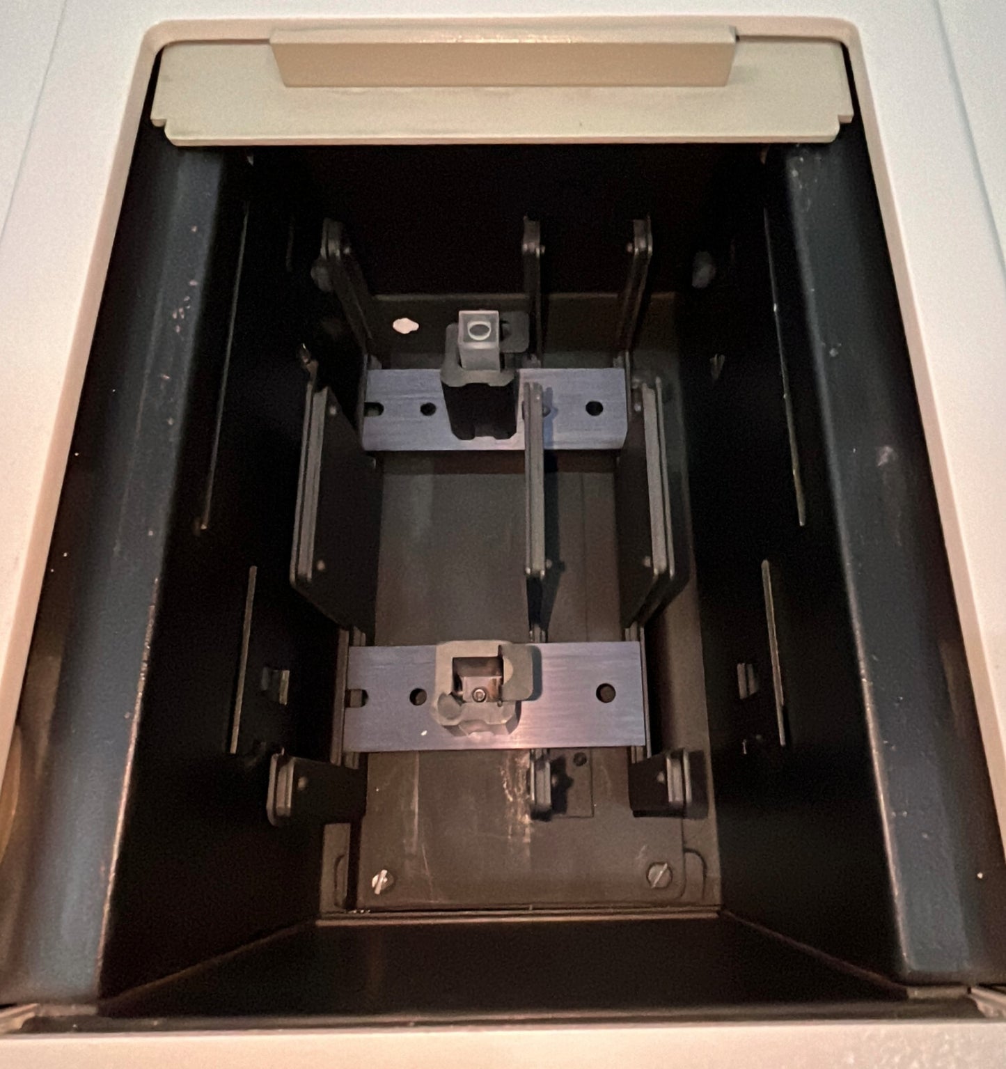 VARIAN CARY 3E UV VISIBLE SPECTROPHOTOMETER - BULB LIFE UNKNOWN - PARTS/REPAIR