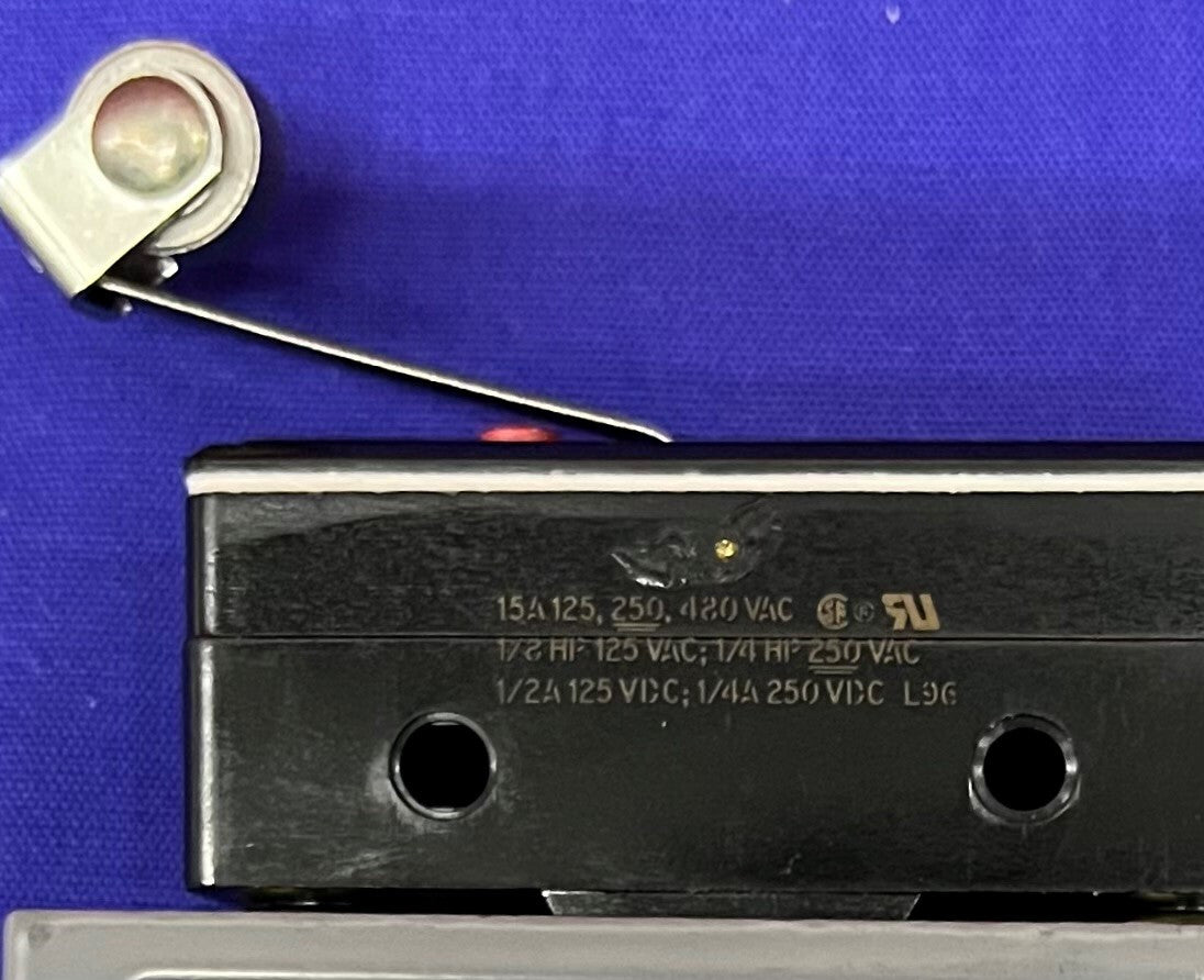 Micro-interrupteur BZ-2RL25551-A2 à enclenchement avec boîtier