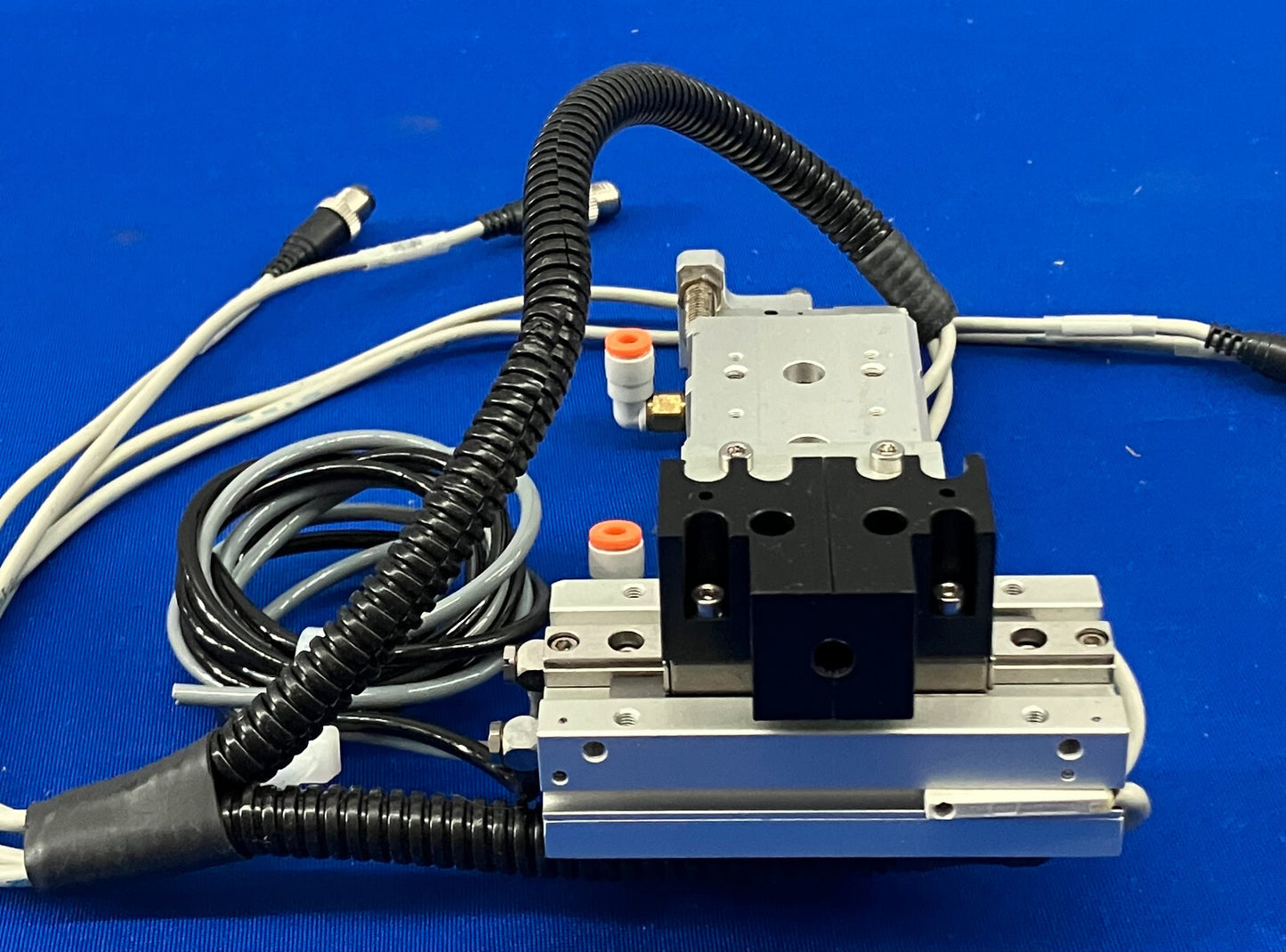 ENSEMBLE DE PRESSE À COULISSEAU SMC MXS 8-50 ET MHF2-8D2