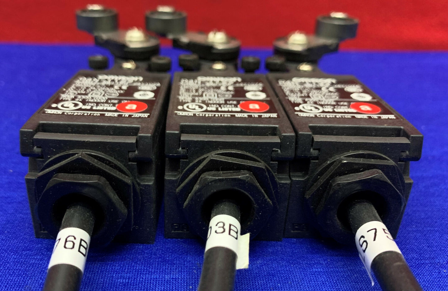 Lotto di 3 INTERRUTTORI DI FINECORSA DI SICUREZZA OMRON D4N-1122