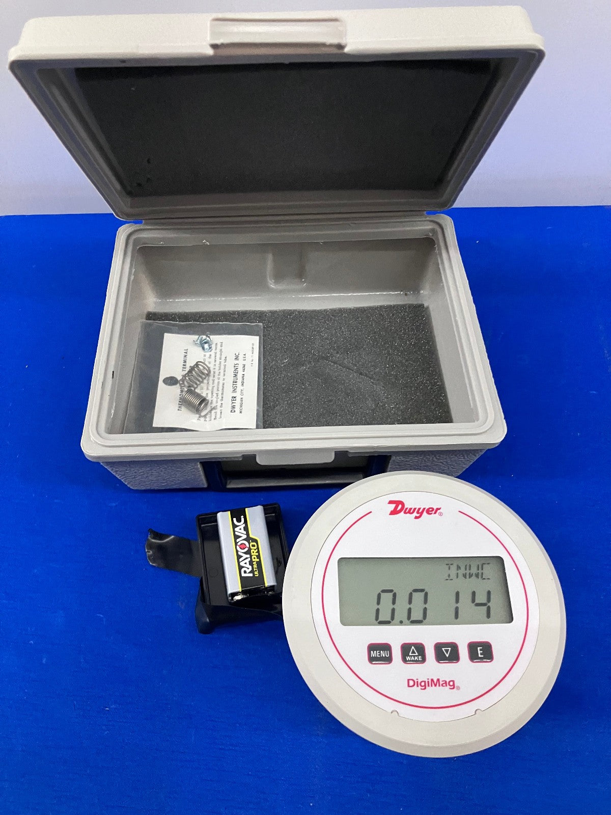 DWYER DIGITAL DIFFERENTIAL PRESSURE GAUGE DM-1102  FOR PARTS AND REPAIR