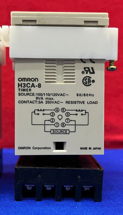 1 LOT HOEVEELHEID 5 - OMRON H3CA-8 SOLID STATE TIMER MET OMRON P36-08 BASIS