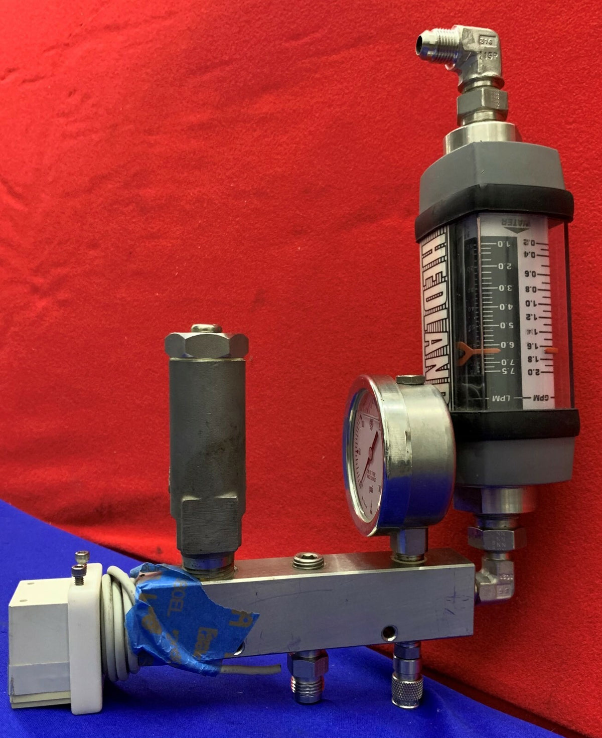 Misuratore di portata dell'acqua Hedland H605S-002 con manometro McDaniel 300 psi 