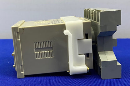 OMRON H3CA-A TIMER MIT IDEC SR3P-06 RELAIS-SOCKEL 