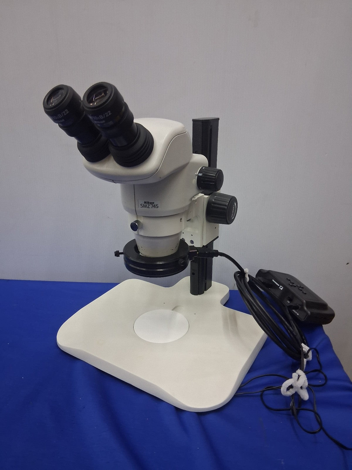 NIKON STEREO SMZ745 MICROSCOPE 6.7-50X  STAND & LED LIGHT C-W10XB/22 EYEPIECES