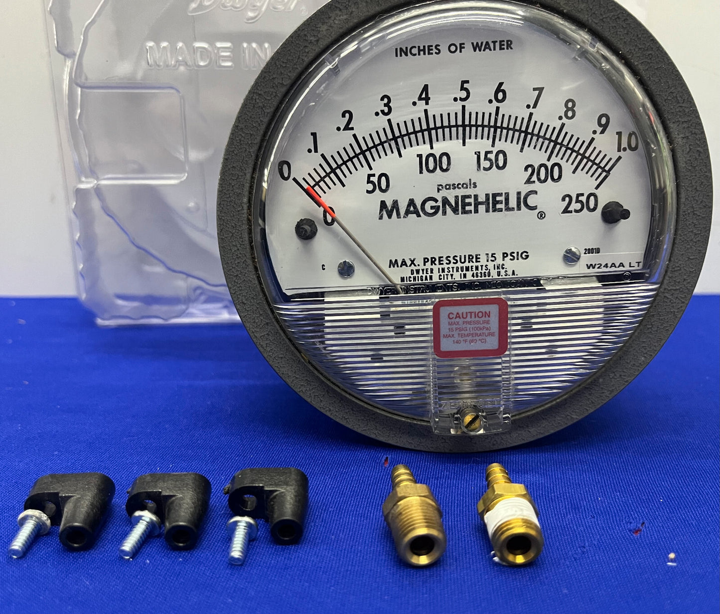 DWYER MAGNEHELIC DIFFERENTIAL PRESSURE GAUGE 2001D 102001-00 0-250