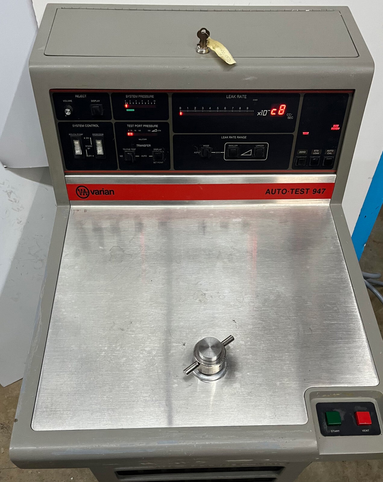VARIAN AUTO-TEST 947 HELIUM MASSA SPECTROMETER LEKDETECTOR - VOOR ONDERDELEN/REPARATIE H2 