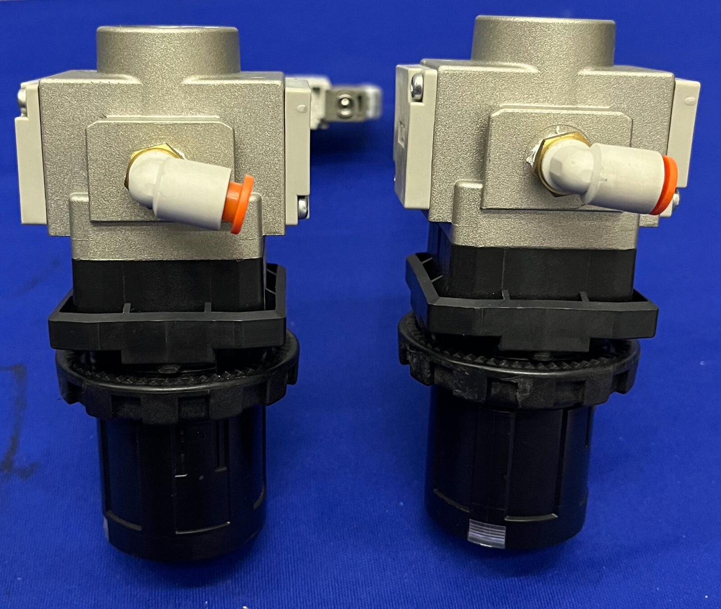 MANÓMETRO REGULADOR SMC ARG20-N01G2-Z con SMC VQZ232R-5M1-N7T - 1 LOTE CANTIDAD 2 