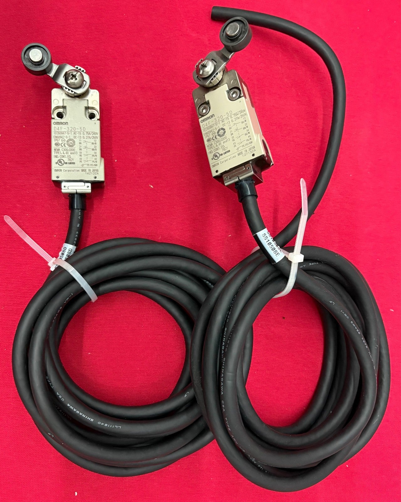 OMRON SAFETY LIMIT SWITCH D4F-320-5D ROLLER LEVER ACTUATOR - 1 LOT QTY 2