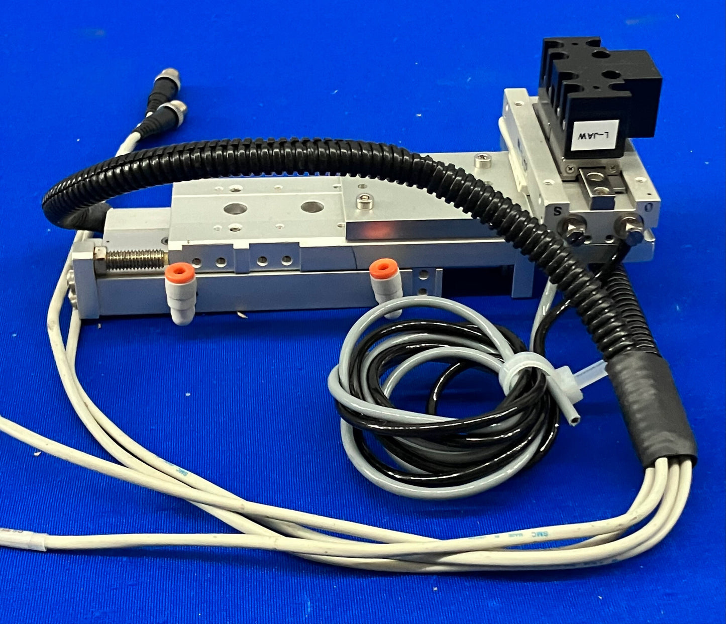 ENSEMBLE DE PRESSE À COULISSEAU SMC MXS 8-50 ET MHF2-8D2