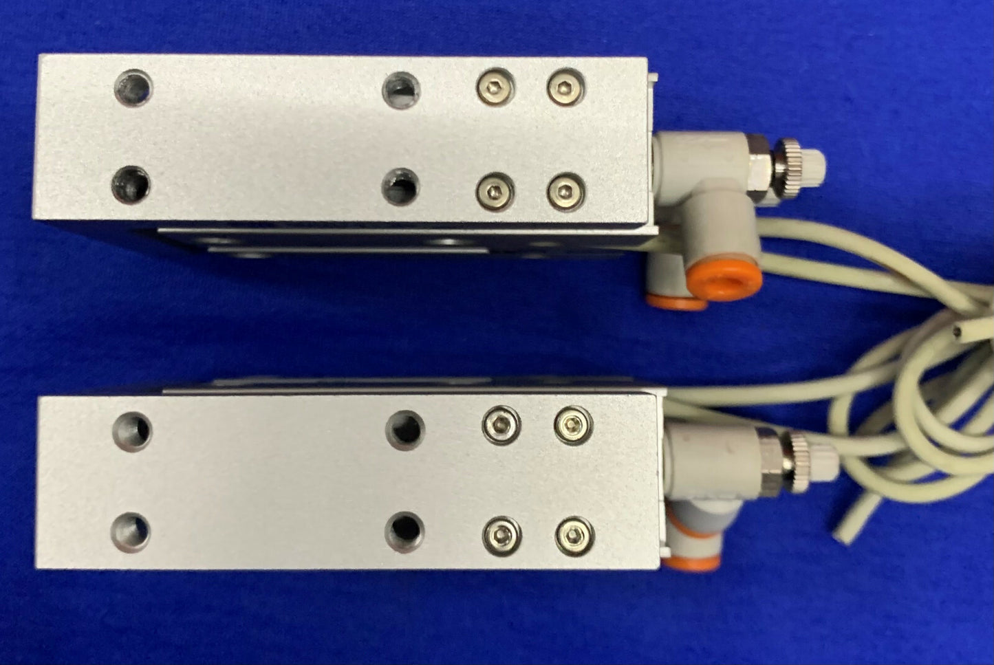 2er-Set SMC MXH10-25 Kompakt-Schiebetische mit SMC D-F9N-Sensor