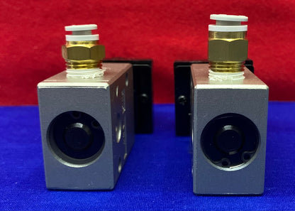 1 Lot Hoeveelheid van 2 - SMC VM22 Mechanische Kleppen