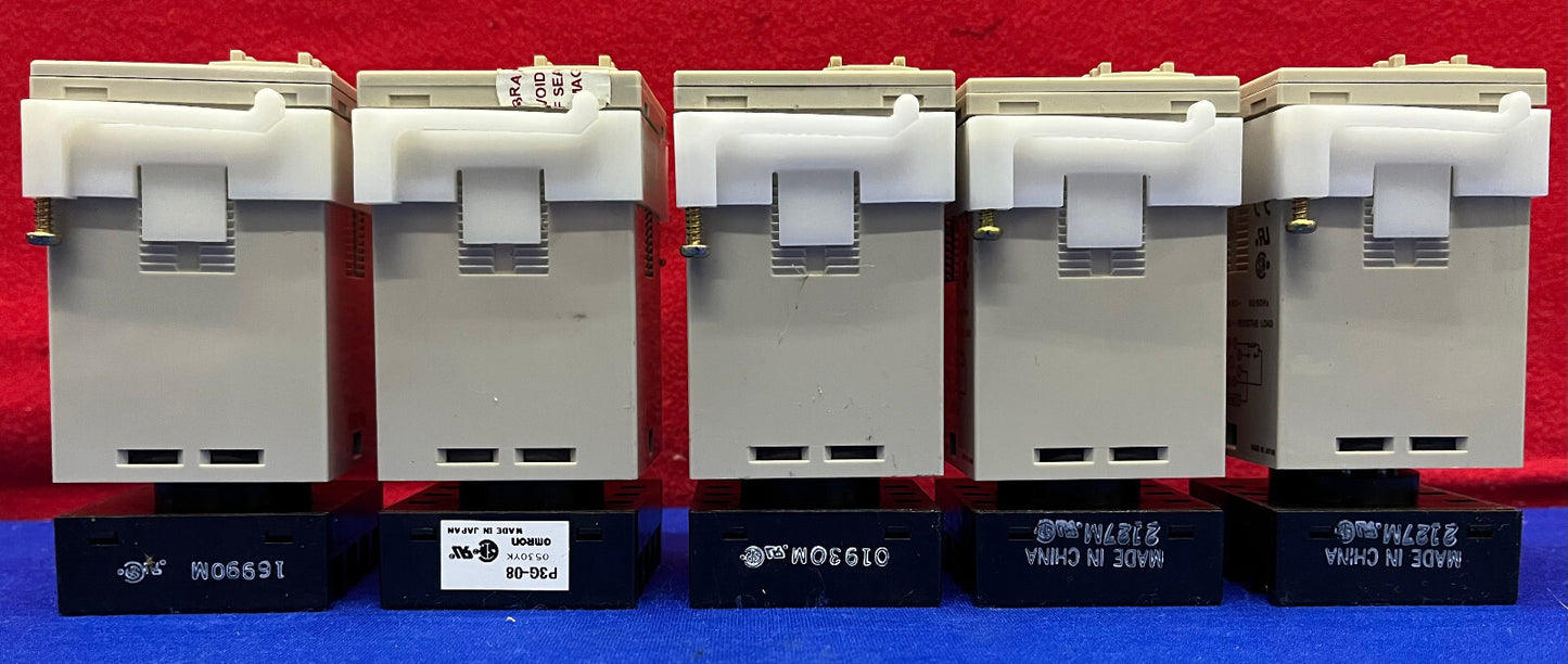 1 LOT HOEVEELHEID 5 - OMRON H3CA-8 SOLID STATE TIMER MET OMRON P36-08 BASIS