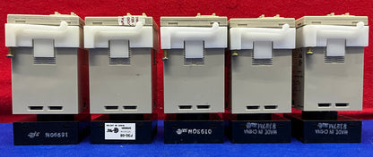 1 LOT HOEVEELHEID 5 - OMRON H3CA-8 SOLID STATE TIMER MET OMRON P36-08 BASIS