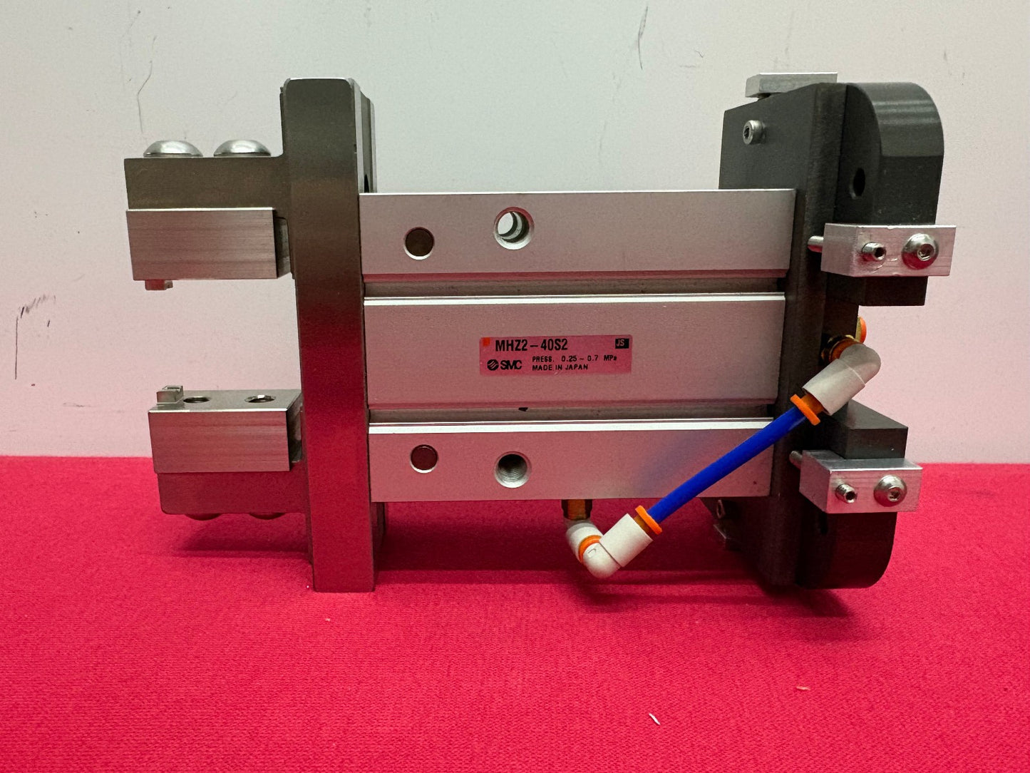 SMC MHZ2-40S2 AIR GRIPPER PARALLEL TYPE SINGLE ACTING 2 FINGER 40mm