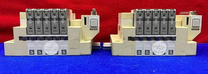 Lote de 2 SMC SS5V1 1011265-00-6 con (5) válvulas solenoides SV1100-5FU