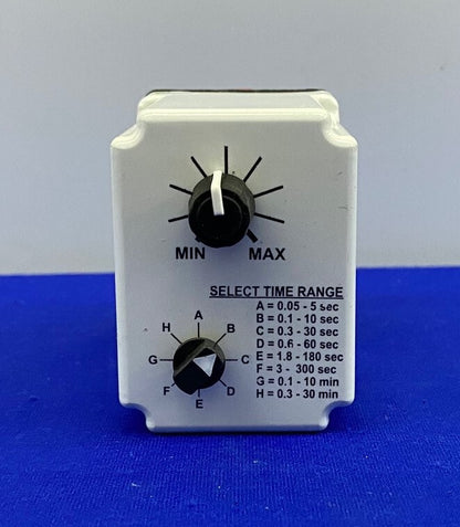 RELÉ DE RETARDO DE TIEMPO MACROMATIC TR-60628 Y ZÓCALO PARA RELÉ MAGNECRAFT 70-464-1