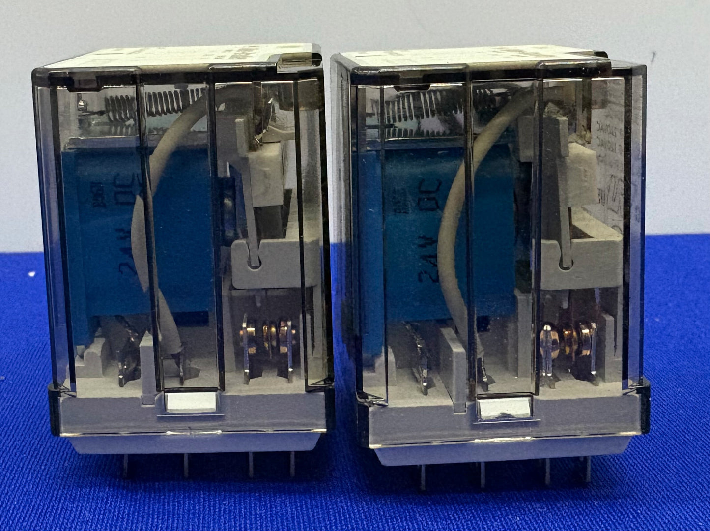 ALLEN BRADLEY AB 700-HB32Z24 SER E RELÈ 24VDC - 1 LOTTO QTY 2 