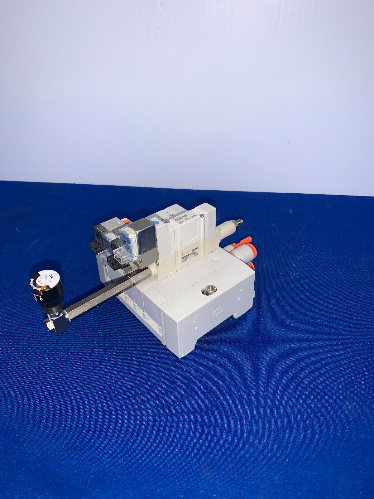 VÁLVULA SOLENOIDE SMC ARBY3000-06-P-2-X1 CON 3 SY3140-5LOZ