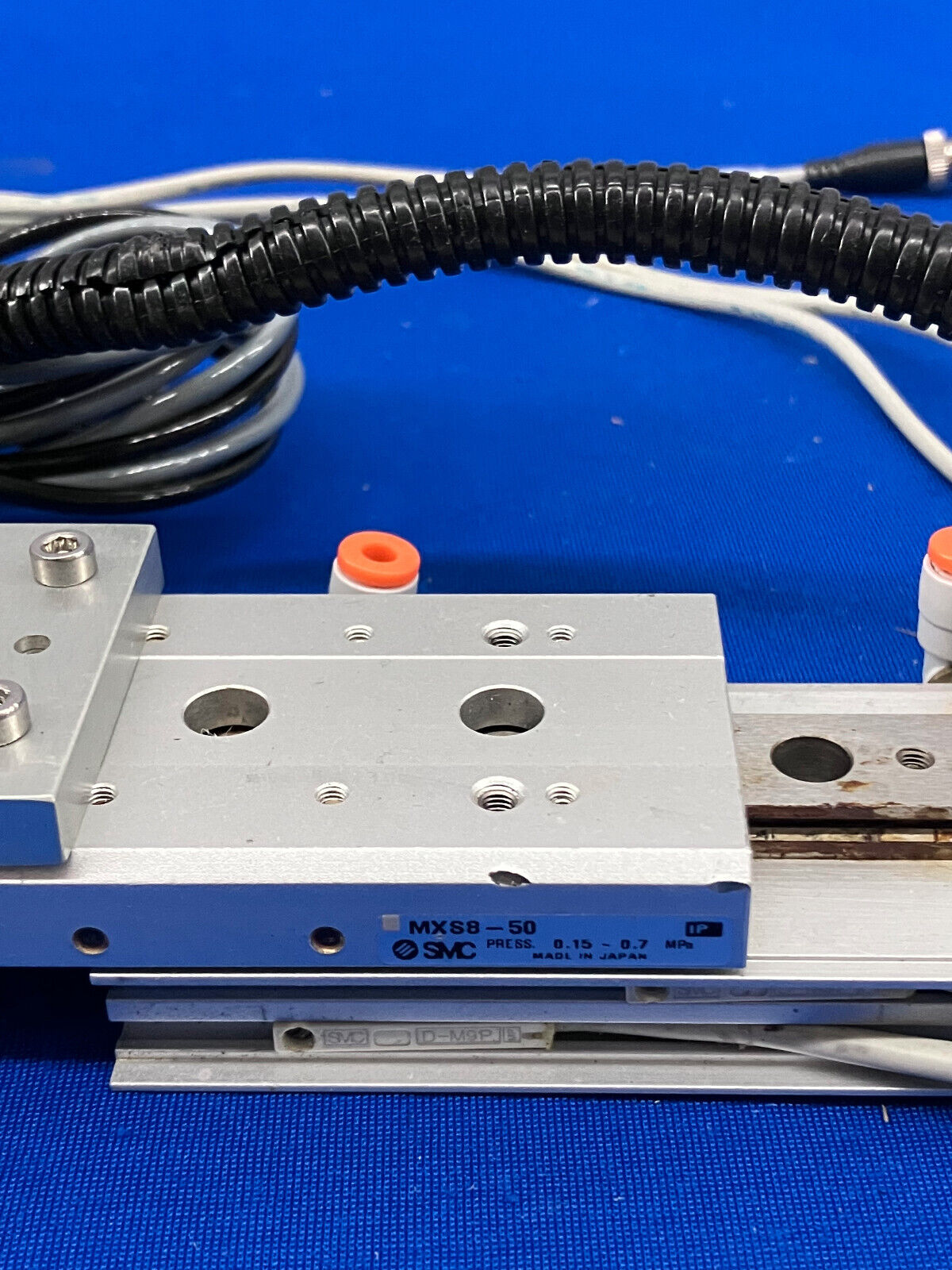 ENSEMBLE DE PRESSE À COULISSEAU SMC MXS 8-50 ET MHF2-8D2