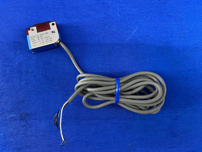 SICK WL170-N132 WL170N132 REFLEX PHOTOELECTRIC SWITCH WITH REFLECTOR & HARDWARE