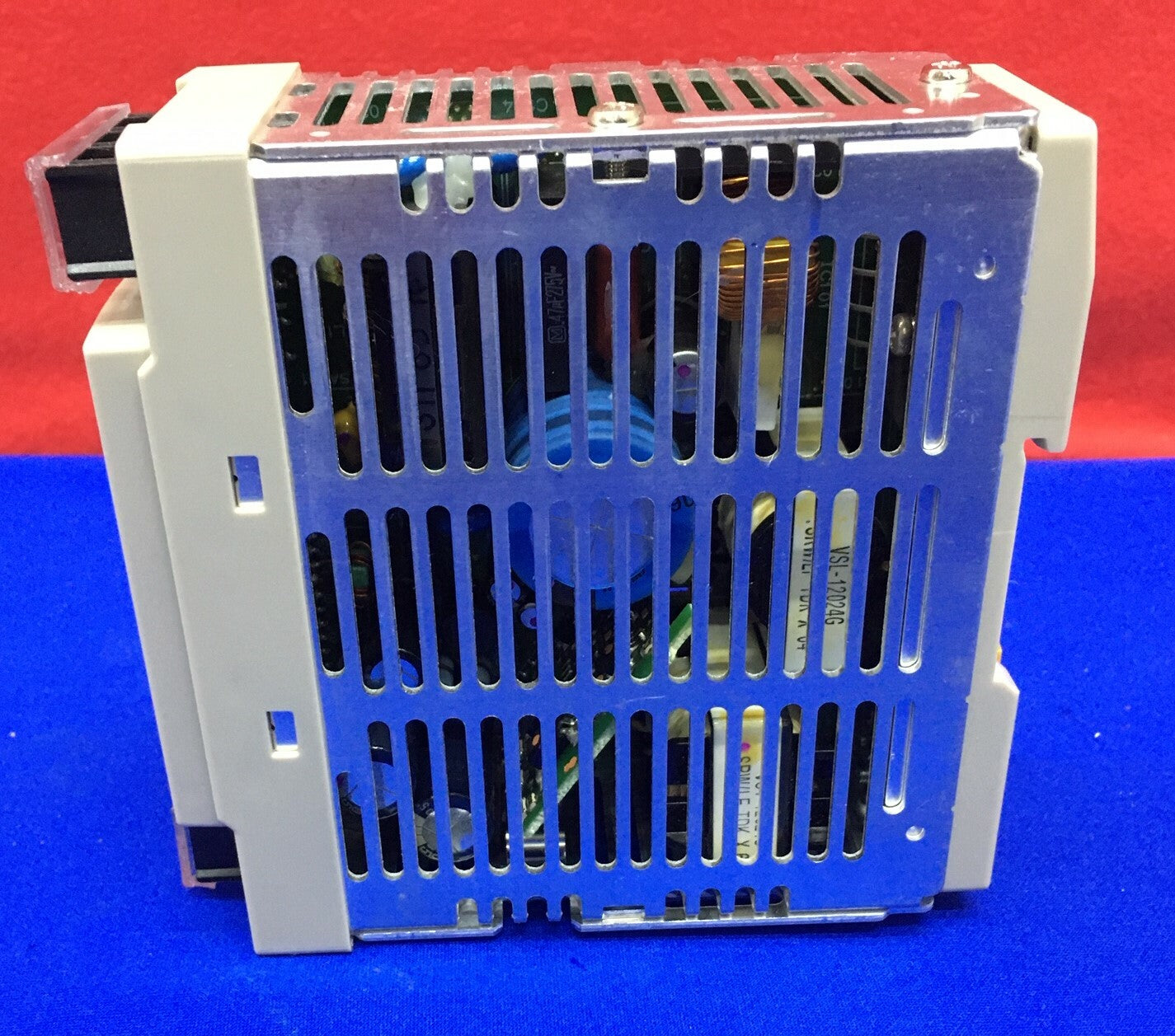 ALIMENTATION OMRON S8VS-12024 Sortie 24 V CC Entrée 120 V CA 