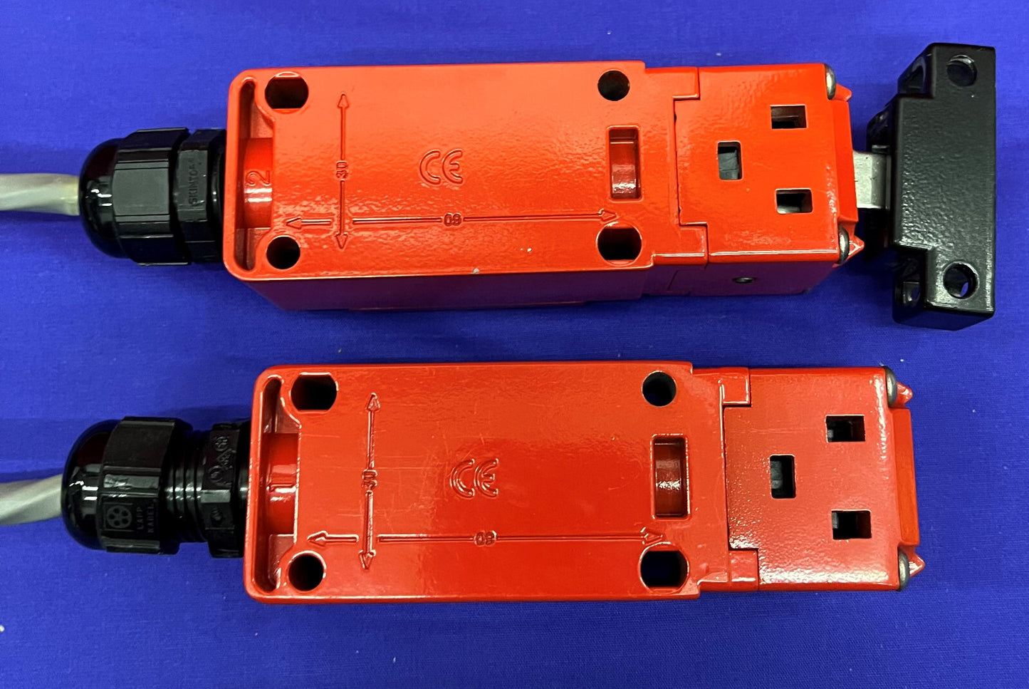 Lot de 2 interrupteurs de sécurité Allen Bradley Guard Master MR-GD2. 1 clé manquante.