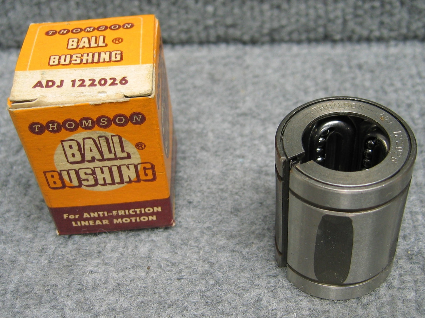 THOMSON ADJ 122026 KUGELBUCHSE FÜR REIBUNGSFREIE LINEARE BEWEGUNG