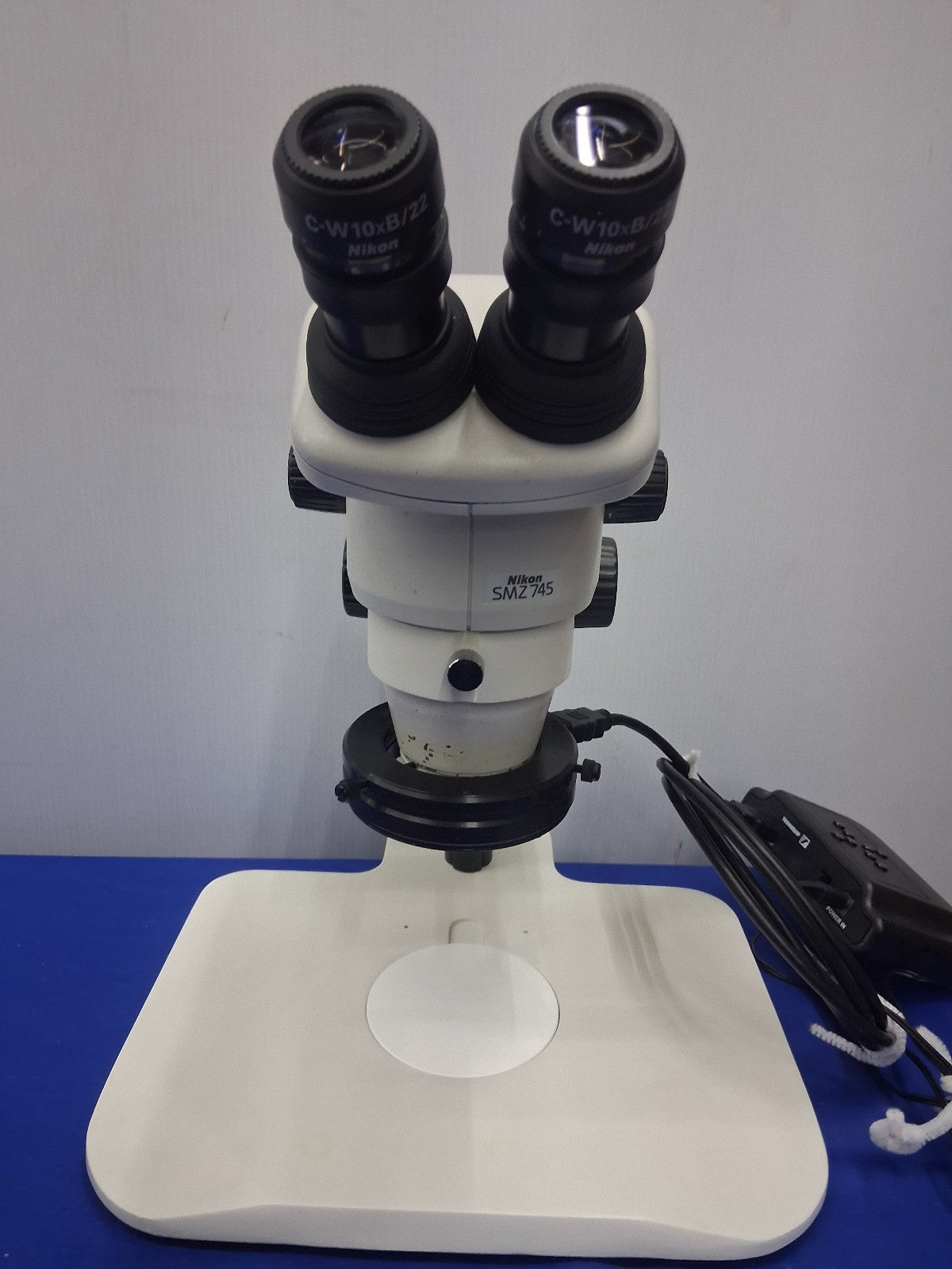 NIKON STEREO SMZ745 MICROSCOPE 6.7-50X  STAND & LED LIGHT C-W10XB/22 EYEPIECES