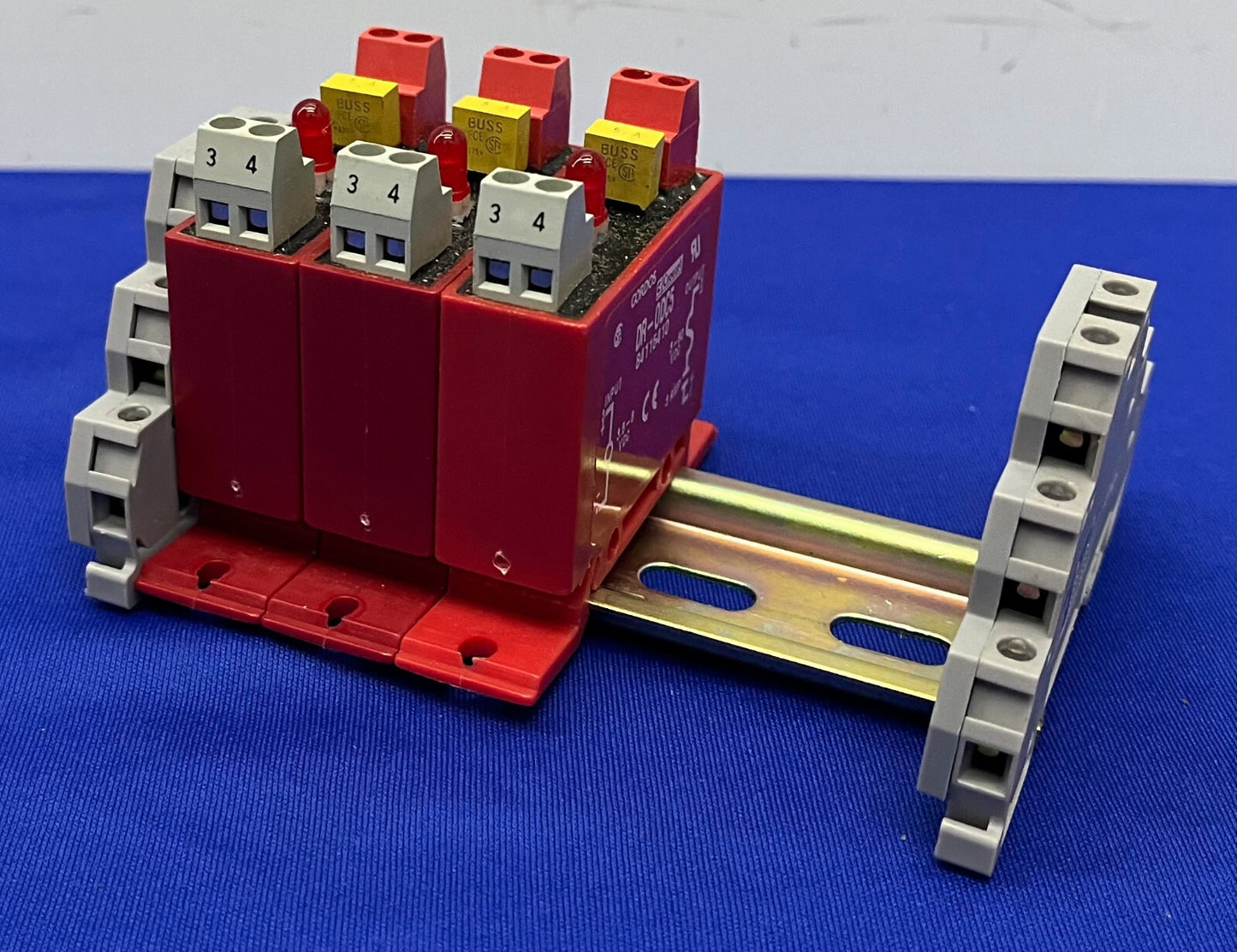CROUZET GORDOS DR-ODC5 of DR-0DC5 I/O RELAISMODULE - 1 LOT HOEVEELHEID VAN 3 OP DIN-RAIL 