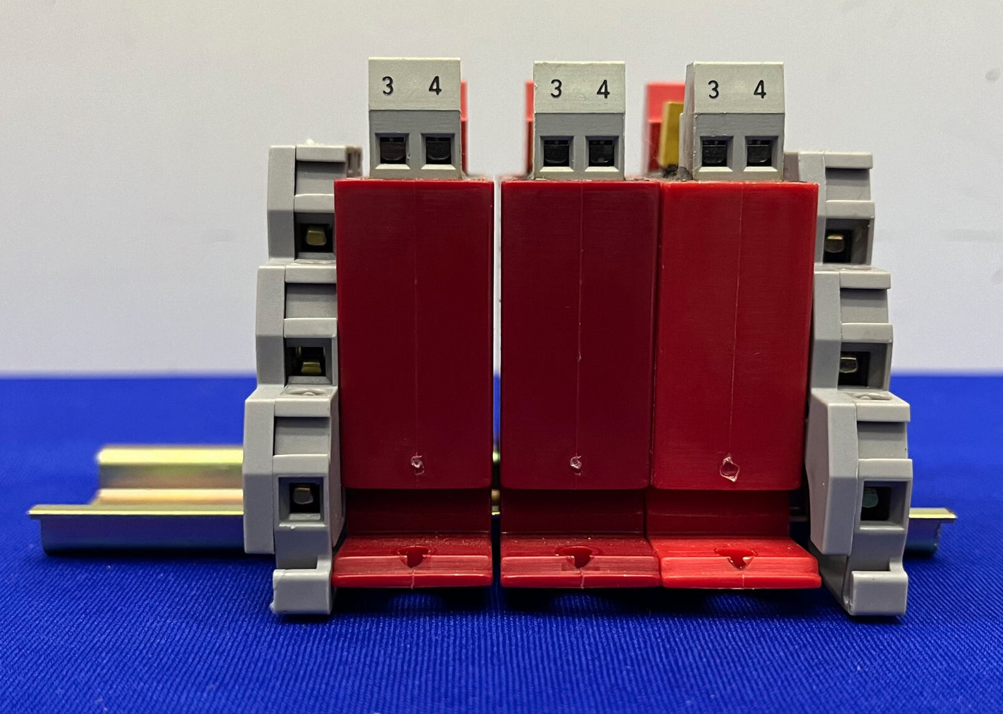 CROUZET GORDOS DR-ODC5 of DR-0DC5 I/O RELAISMODULE - 1 LOT HOEVEELHEID VAN 3 OP DIN-RAIL 