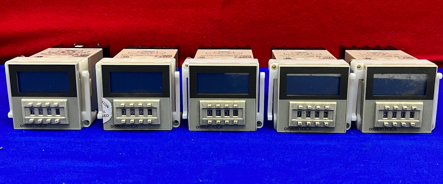 1 LOT HOEVEELHEID 5 - OMRON H3CA-8 SOLID STATE TIMER MET OMRON P36-08 BASIS