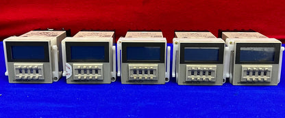 1 LOT HOEVEELHEID 5 - OMRON H3CA-8 SOLID STATE TIMER MET OMRON P36-08 BASIS