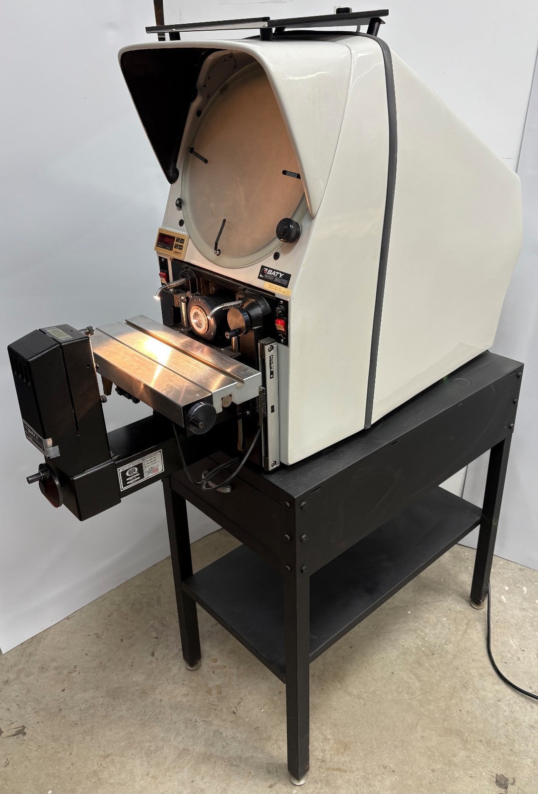 GAGE MASTER 28 MODEL 28/GM1 BENCHTOP OPTICAL COMPARATOR 110V - FOR PARTS/REPAIR