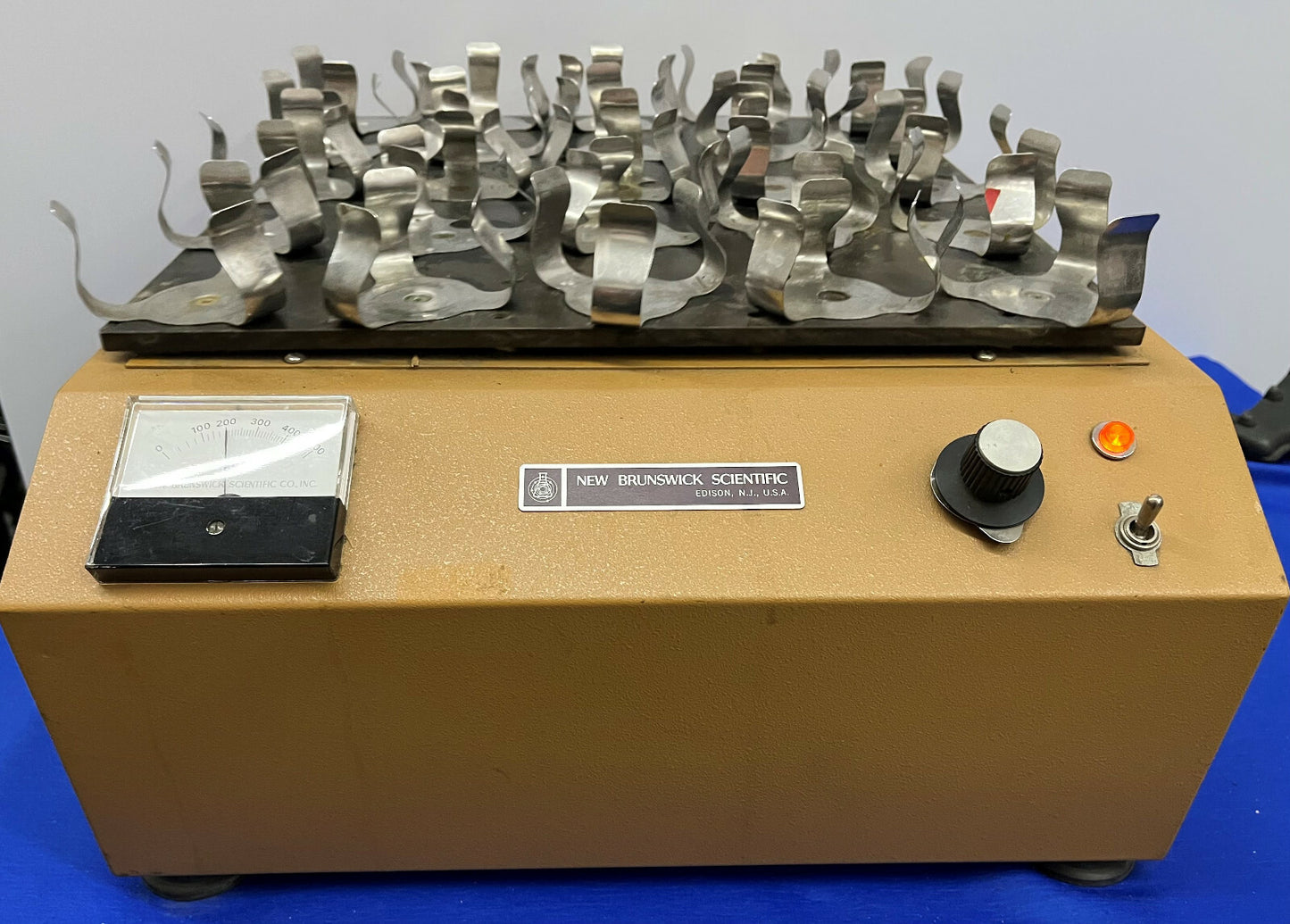 TEILE/REPARATUR New Brunswick Scientific G-33 Tisch-Gyrotory-Shaker 16”x16”