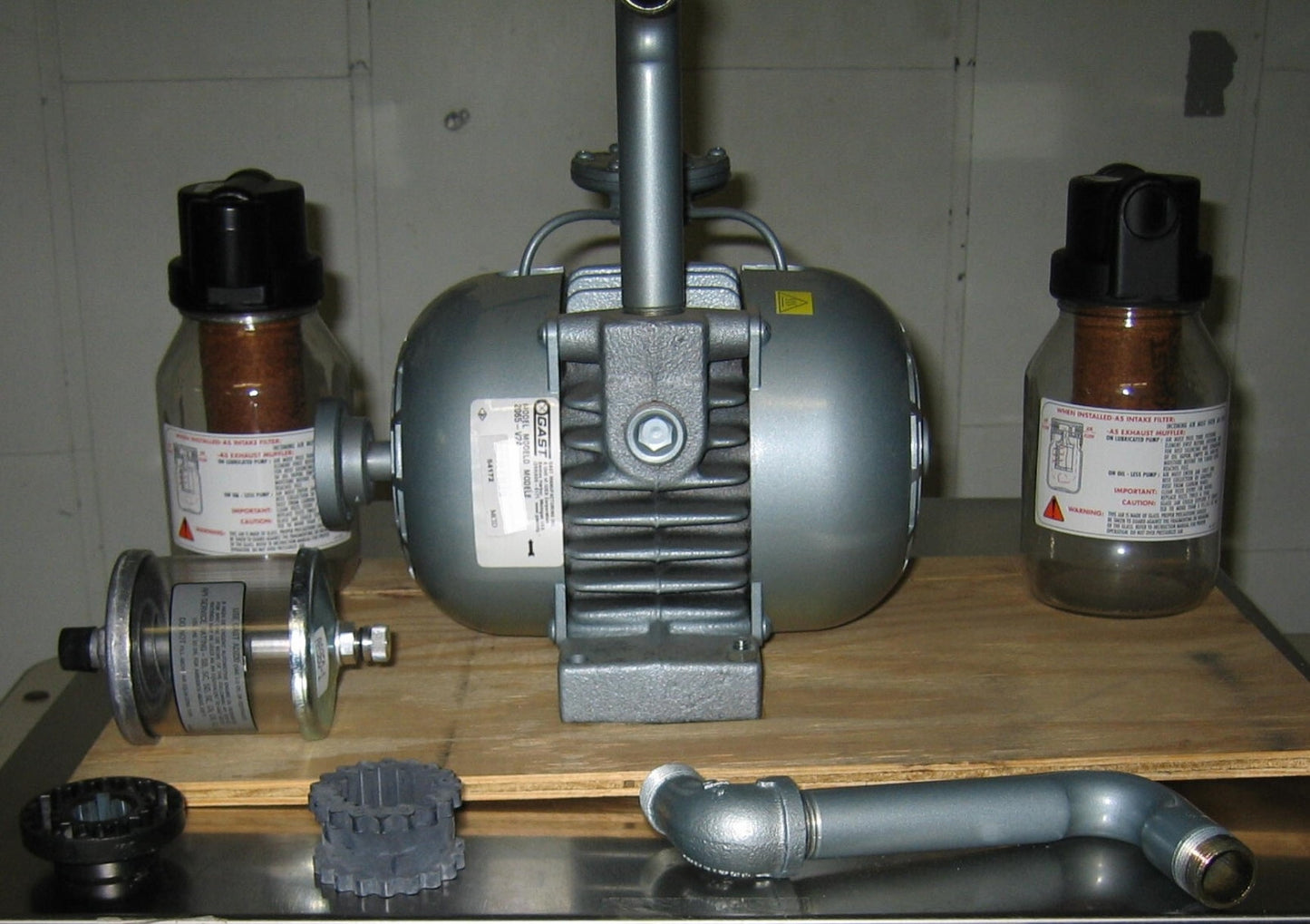 GAST 65 SERIES ROTARY VANE VACUUM PUMP/COMPRESSOR 2065-V2A - FOR PARTS/REPAIR