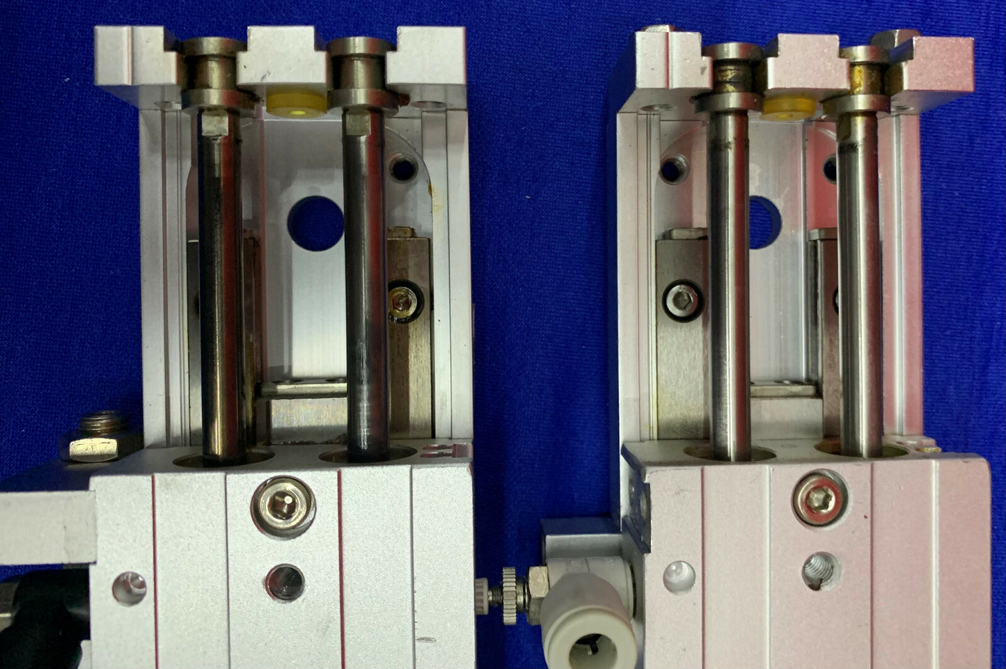 Lot de 2 - Glissières pneumatiques guidées à double tige SMC MXS12-50AS avec capteur SMC D-F9N