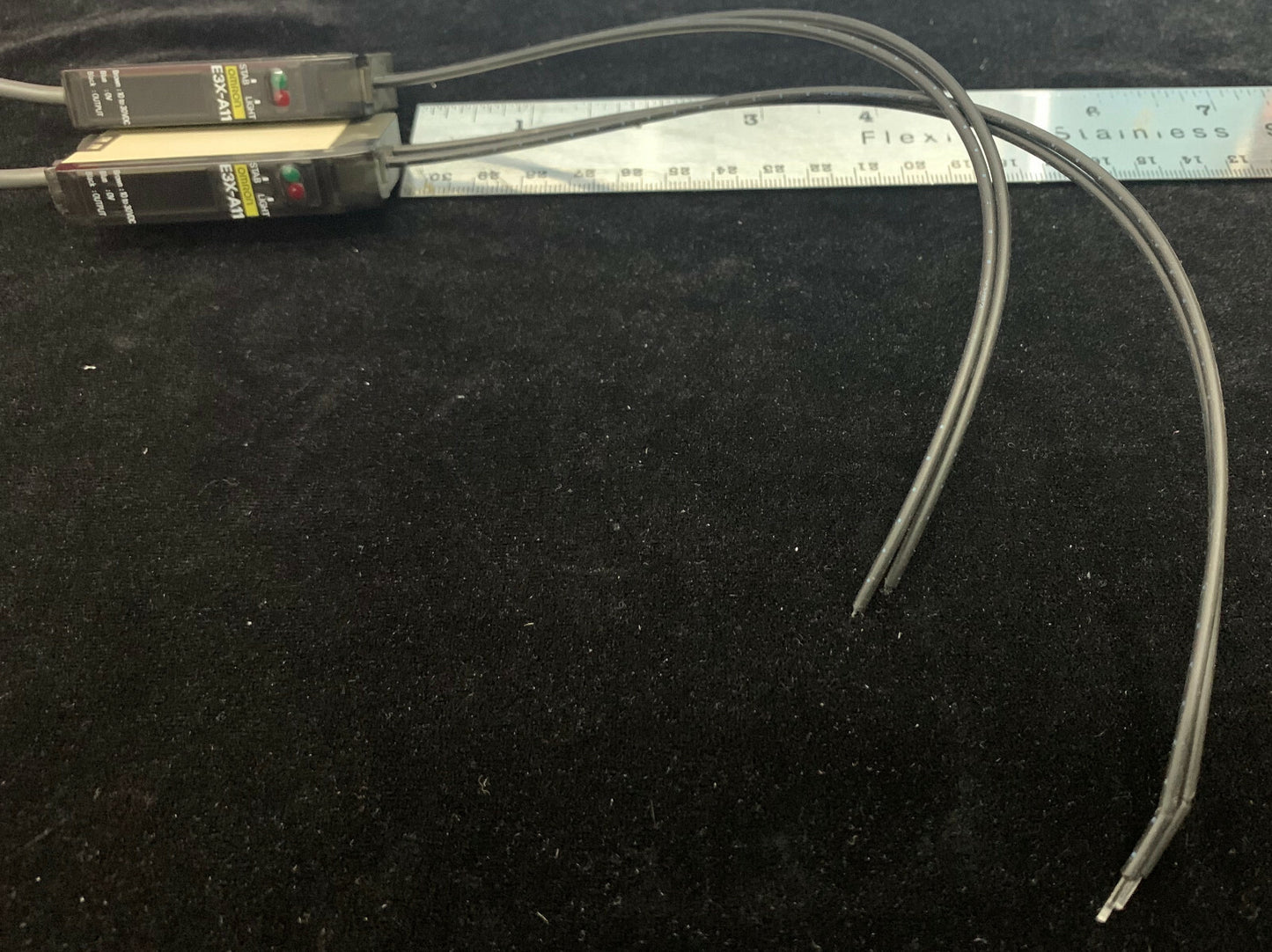 QTY 2 - OMRON E3X-A11 FOTO-ELEKTRISCHE SENSOR