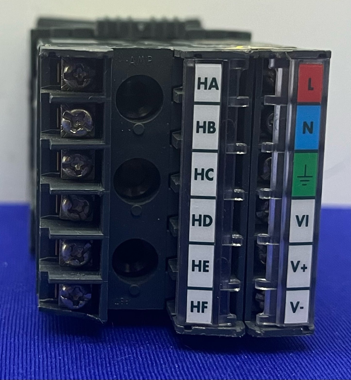 CONTROLLO DELLA TEMPERATURA EUROTHERM 2216 2216/CC/VH/LH/XX/DB/XX/ENG 