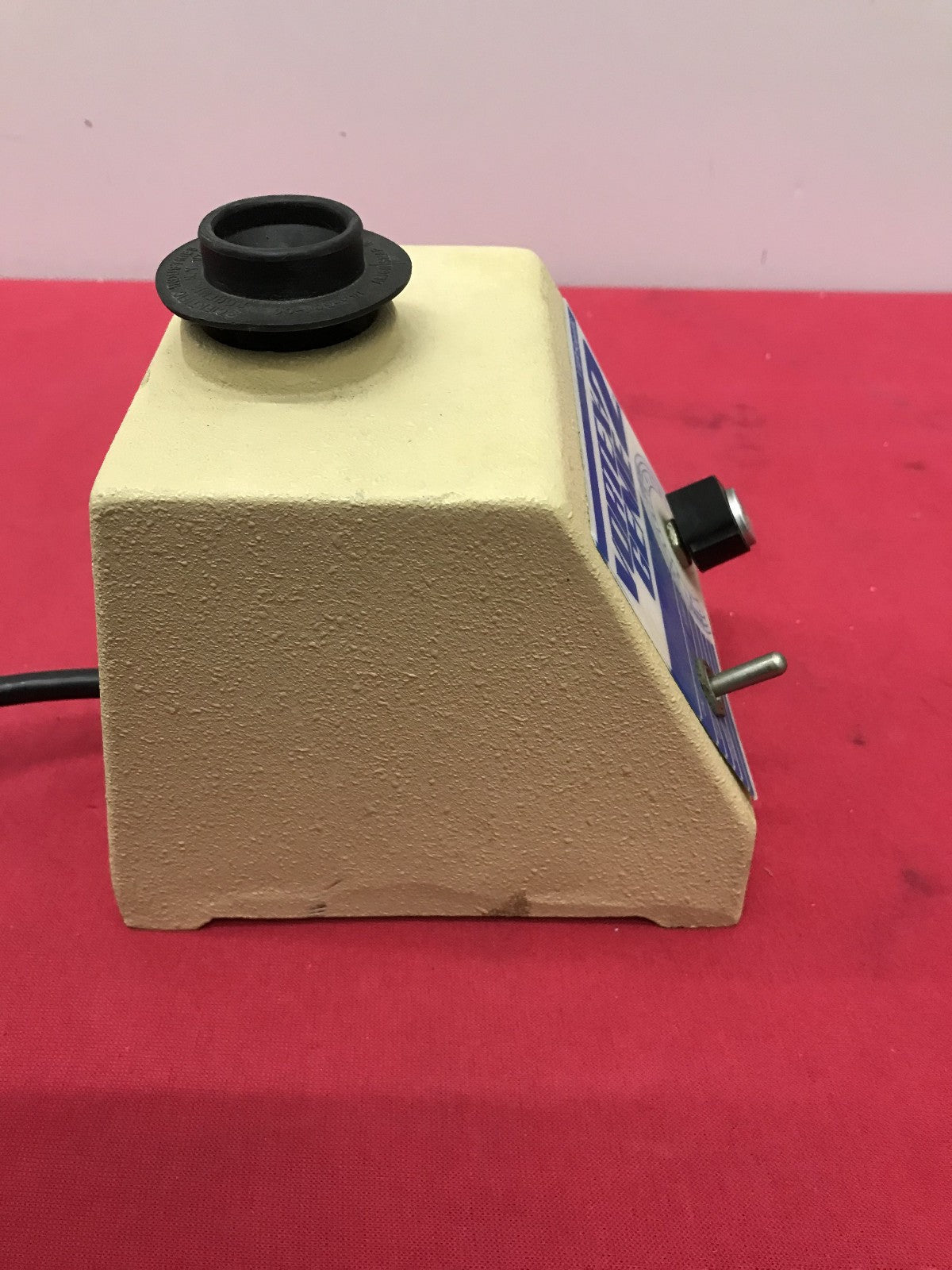 VWR Vortex Genie 2 G-560 LABORATORY MIXER 600 to 3,200 RPM  120V 60 Hz 0.5 Amps
