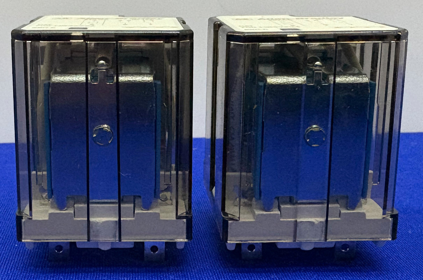 ALLEN BRADLEY AB 700-HB32Z24 SER E RELÈ 24VDC - 1 LOTTO QTY 2 