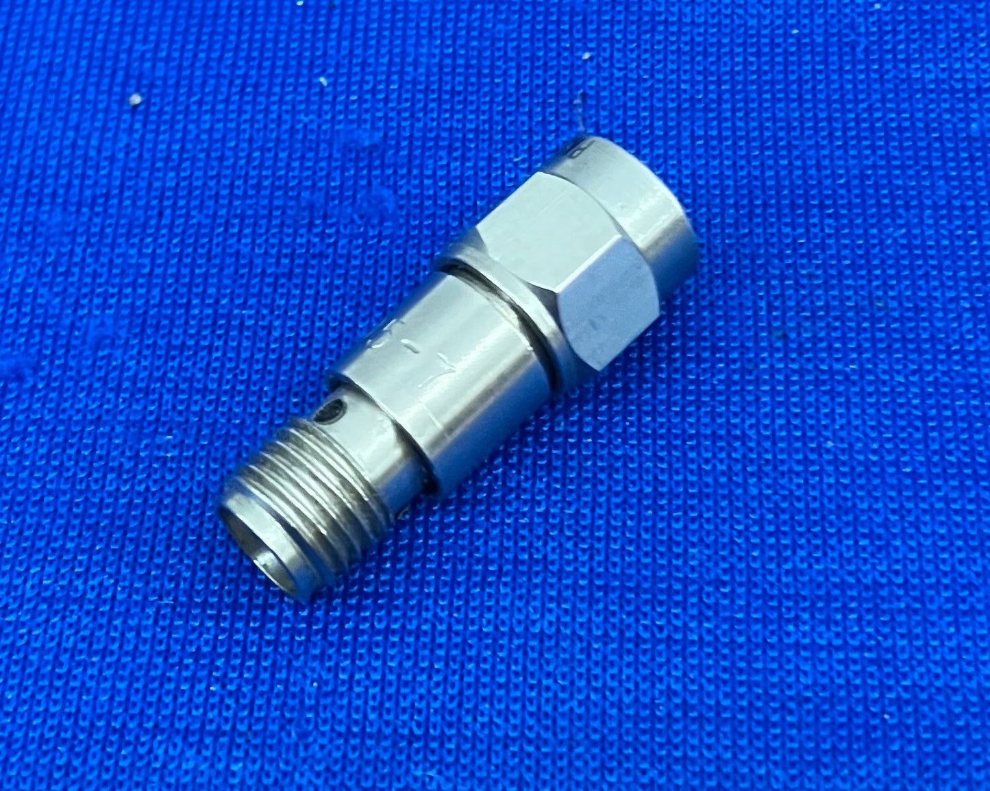 PASTERNACK PE7005-7, ATTENUATORE FISSO 7DB SMA MASCHIO, DIGIKEY# 3985-PE7005-7-ND 