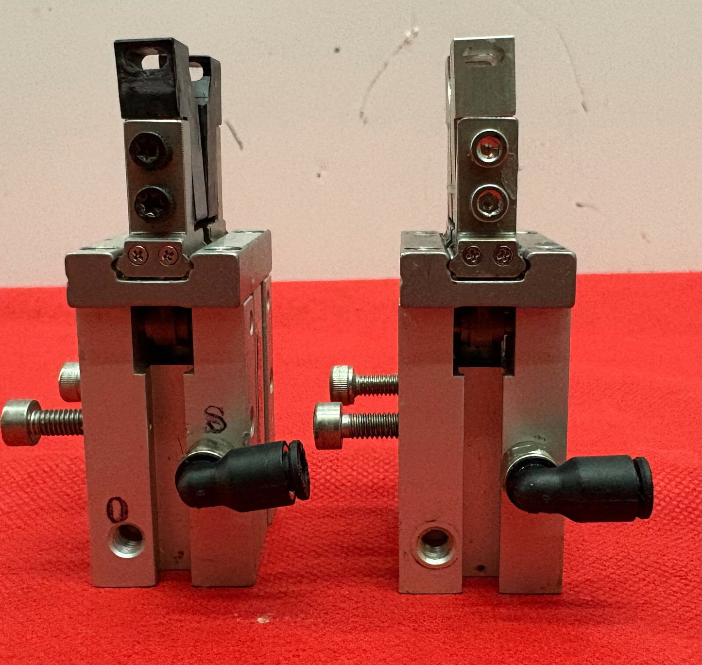 SMC MHZ2-16D2 PNEUMATIC PARALLEL FINGER GRIPPER 16mm - 1 LOT QTY 2